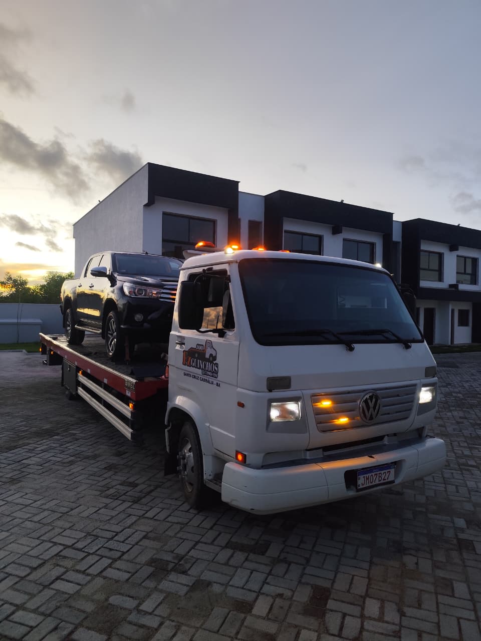 Guincho FZ transportando caminhonete em Santa Cruz Cabrália